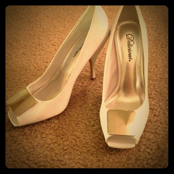 White peep toe gorgeous heels!