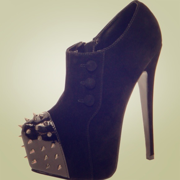 📛SOLD📛 Studded toe platform shoes