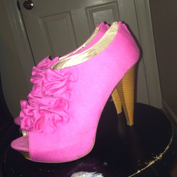 ! Pretty pink heels! Reserved @justk