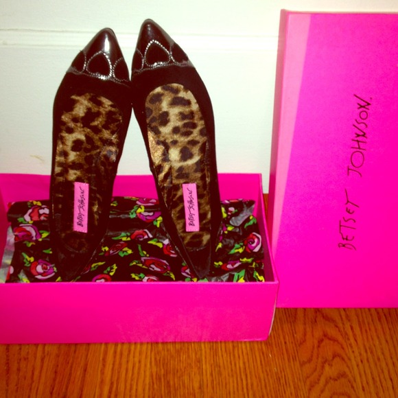 ❌SOLD in bundle❌Suede Betsey Johnson flats