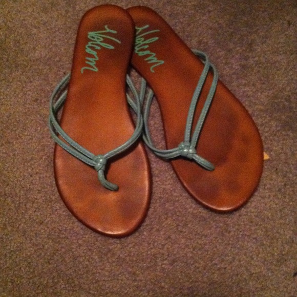HOLDING✋ Teal Volcom sandals
