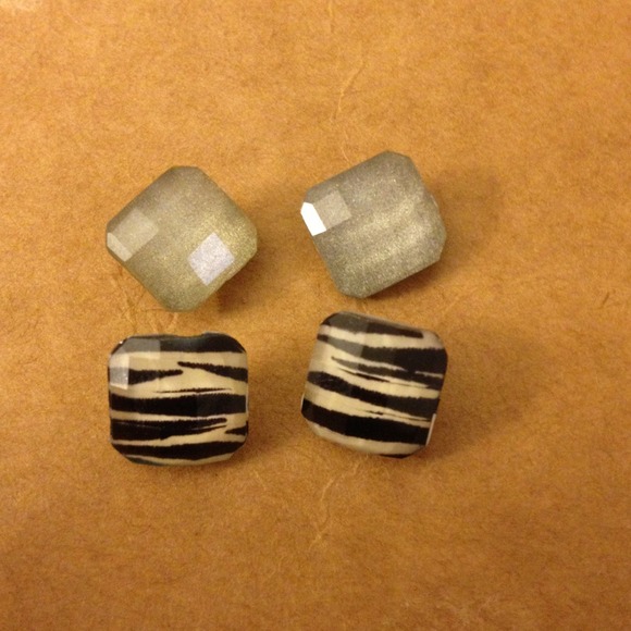 🎀sold in bundle🎀 Zebra and silver studs - Picture 1 of 1