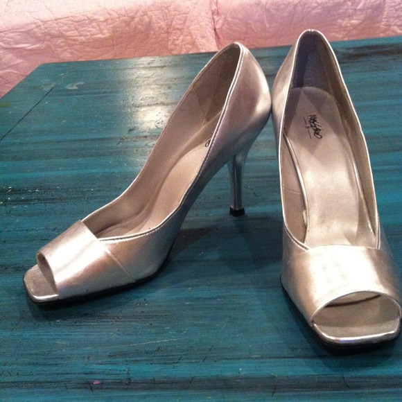 SOLD******Sexy silver heels!