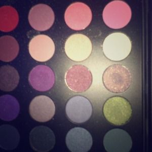 Eye shadow pallet