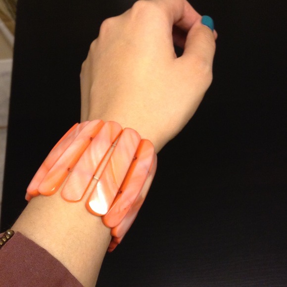 Stretchable Sea Shell Bracelet - Picture 2 of 2