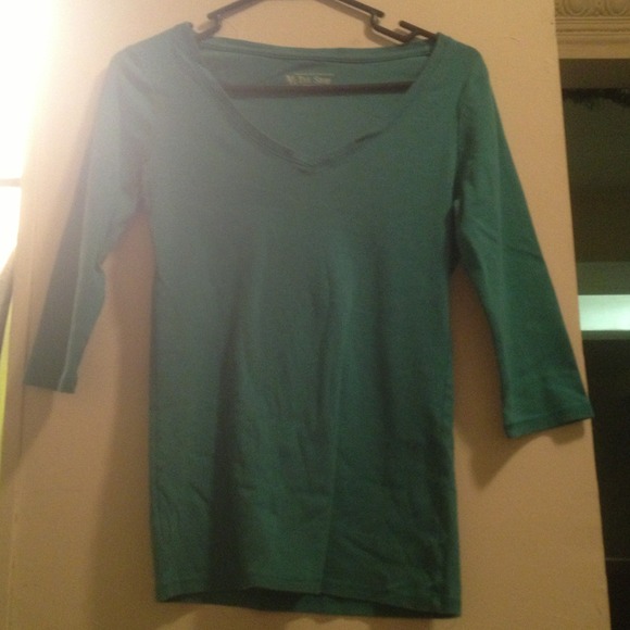 🌟REDUCED!🌟NWOT Half sleeve VS green/blue shirt!