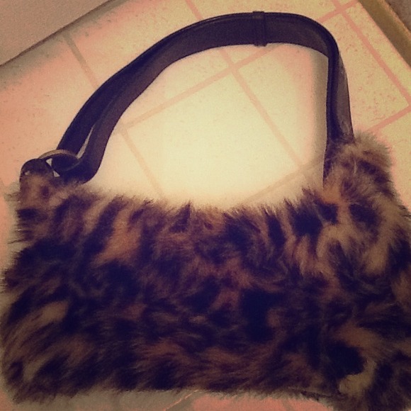 Fuzzy leopard purse :)