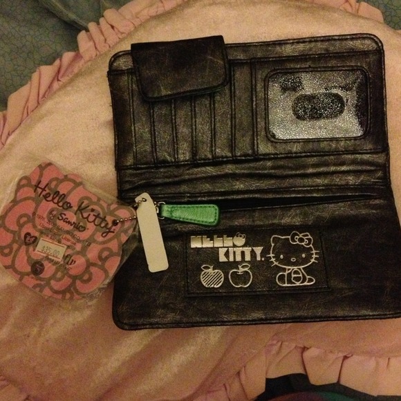 Authentic Loungefly Hello Kitty wallet - Picture 2 of 3