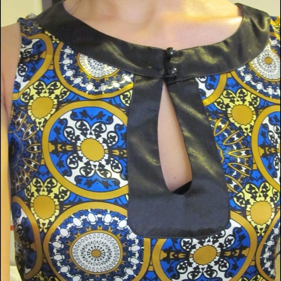 Could be worn as a dress or a shirt - Picture 3 of 4