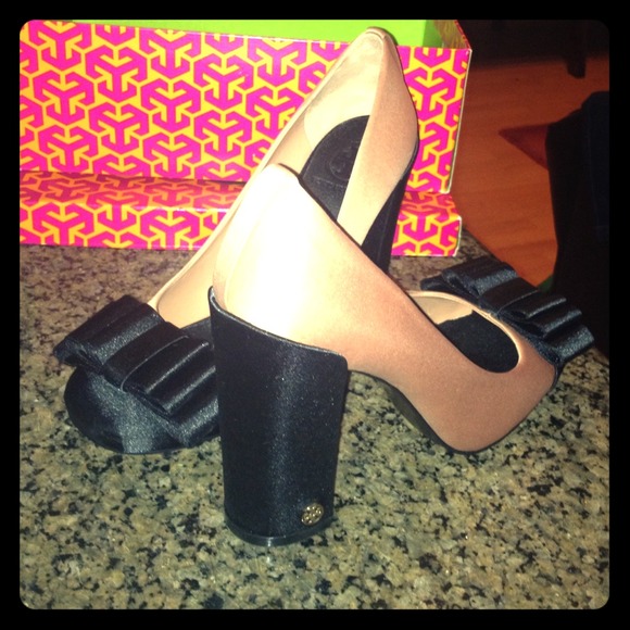 Tory Burch Cicely rose and black satin pumps!