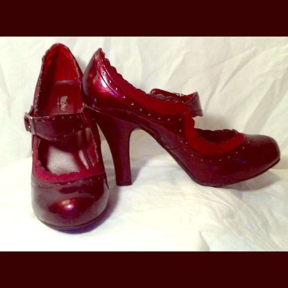 Cute patent leather pumps with strap
