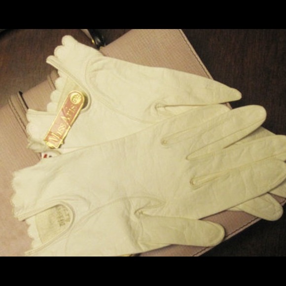 1960 original 6 1/2 brand new gloves in white