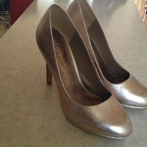 Reduced!! BCBG, Bronze colored pumps
