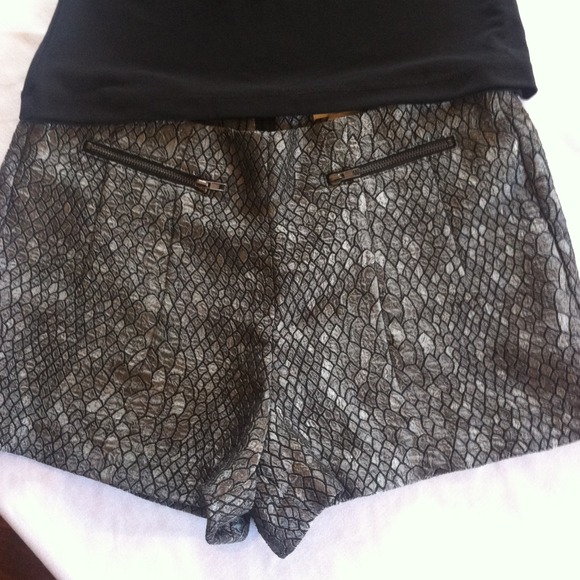 Beautiful top and dress mini shorts. - Picture 3 of 4