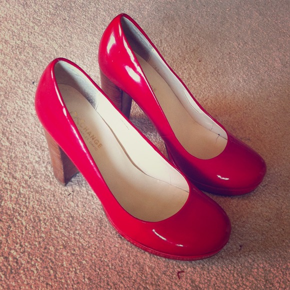Good as new red pumps w/ wooden heel. Size 7.5. - Picture 1 of 4
