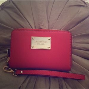 authentic michael kors wristlet✨