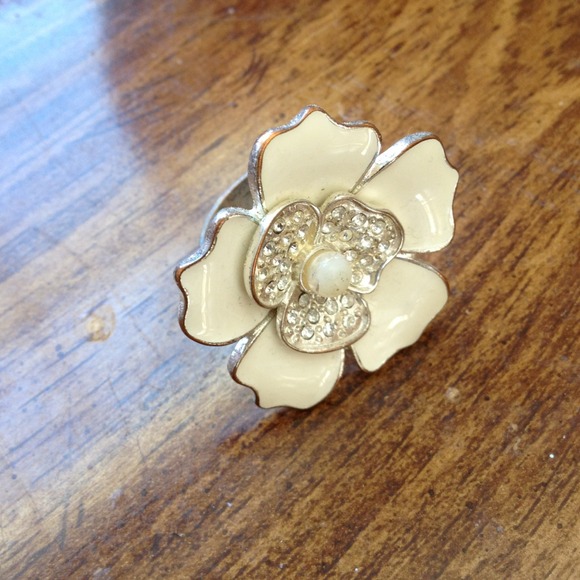 White Metal Flower ring