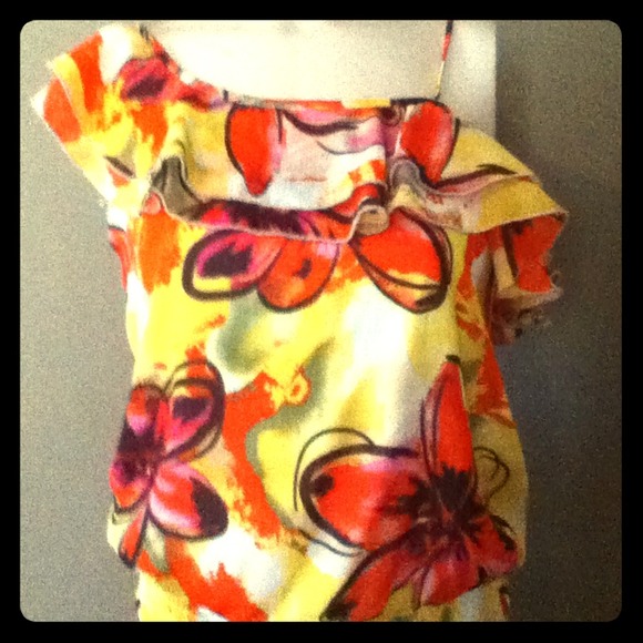 Candies floral top. Never worn. Size M