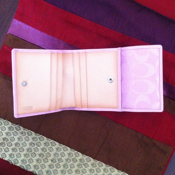 Coach signature trifold leather wallet. - Picture 2 of 4