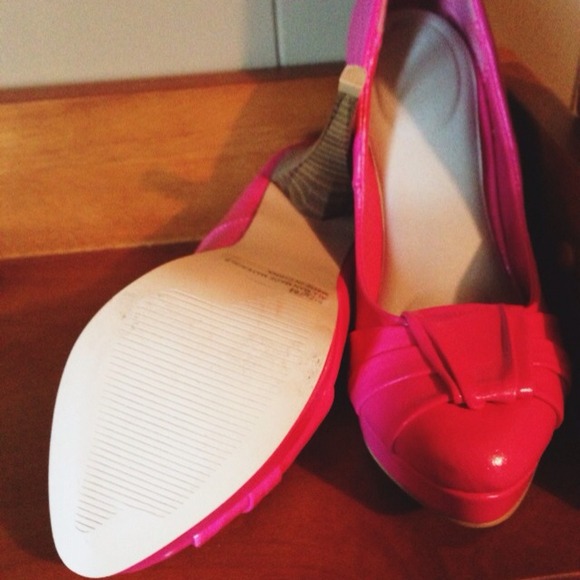 👠 Fuchsia Pump 👠 - Picture 2 of 4