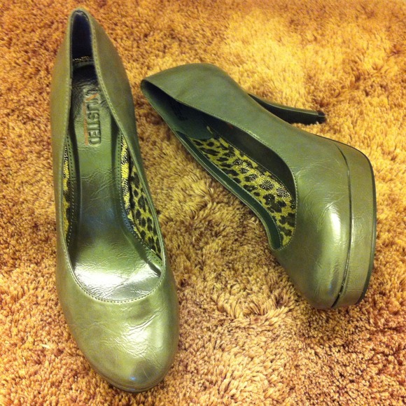 Unlisted - Kenneth Cole Grey Pump - Picture 2 of 3