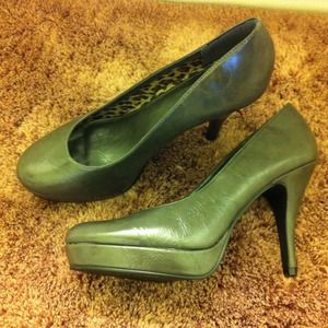 Unlisted - Kenneth Cole Grey Pump