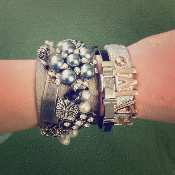 Chunky leather strap bracelet.