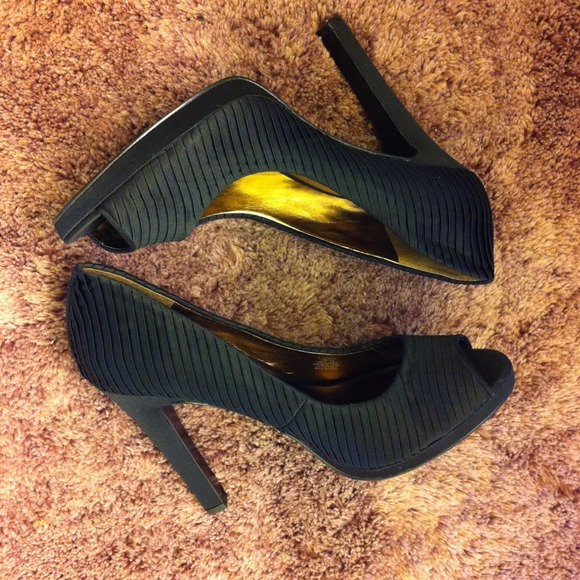 Jessica Simpson Pump - Picture 2 of 3