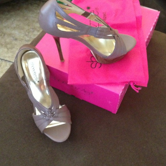 Worn twice shoedazzle Lenora shoe taupe color - Picture 2 of 3