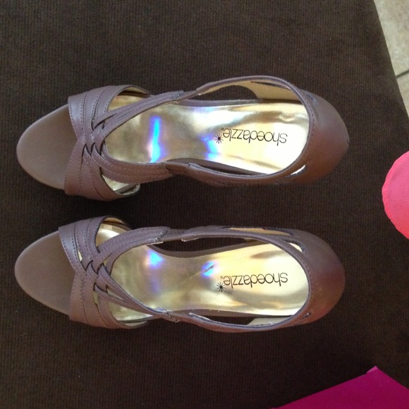 Worn twice shoedazzle Lenora shoe taupe color - Picture 3 of 3