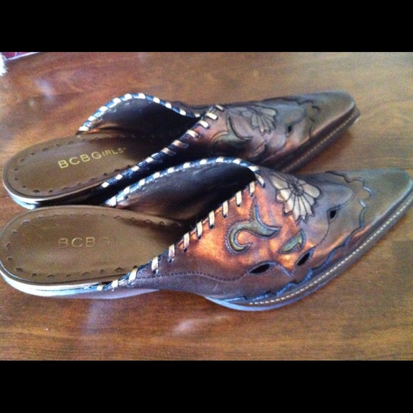 BCBG western slides Size 7 beautiful detail!