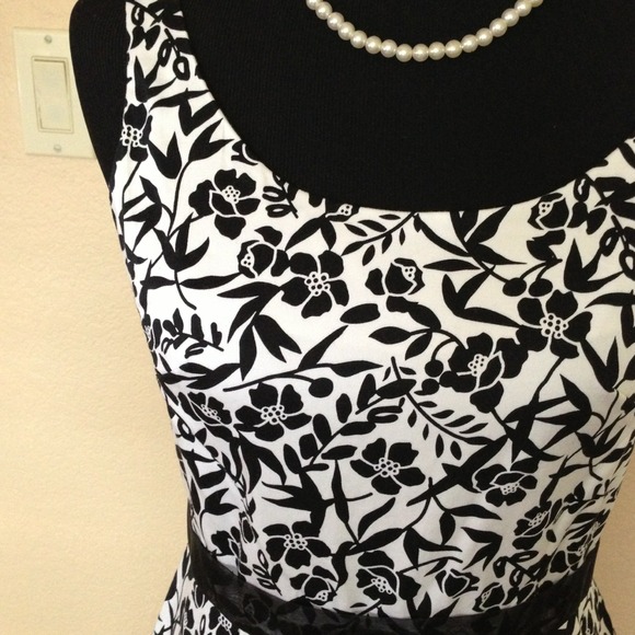 Black & white floral dress - Picture 3 of 3