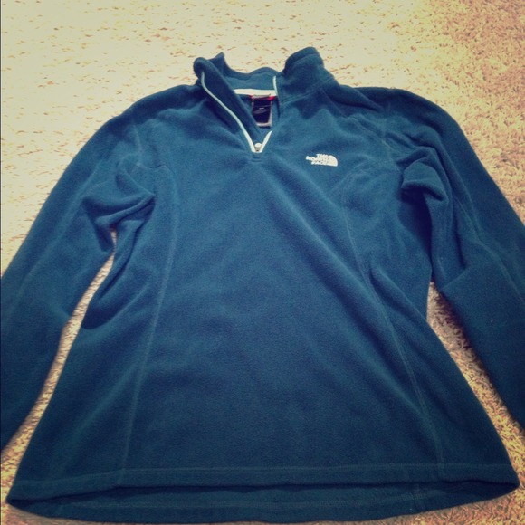 Like new, 1/2 zip North Face pull-over fleece.