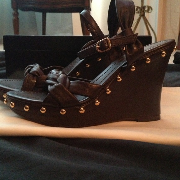 Parisian signature studded brown leather wedge