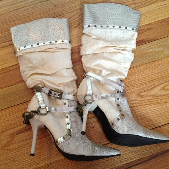 Tan snake skin style boots size 6. New!