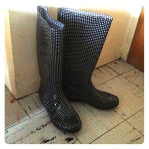 Houndstooth style rain boots!
