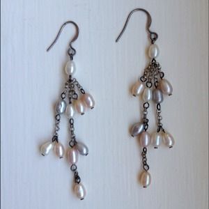 Dangling freshwater pearls earrings