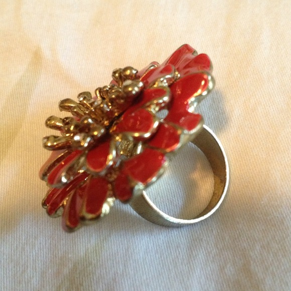 Red flower ring - Picture 2 of 2