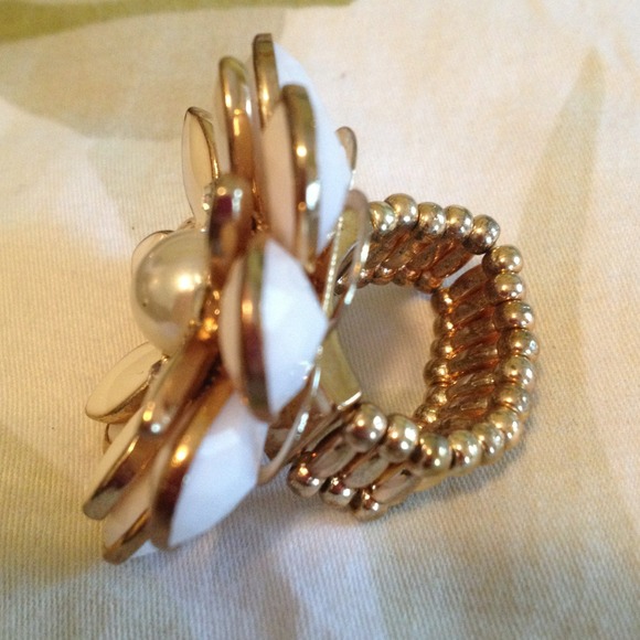 White flower ring - Picture 2 of 2