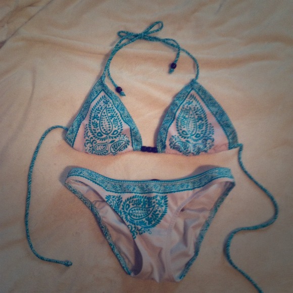 Bundle 2 vs swimsuits!