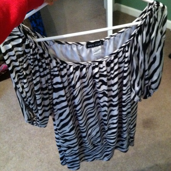 👑Wet seal zebra top👑