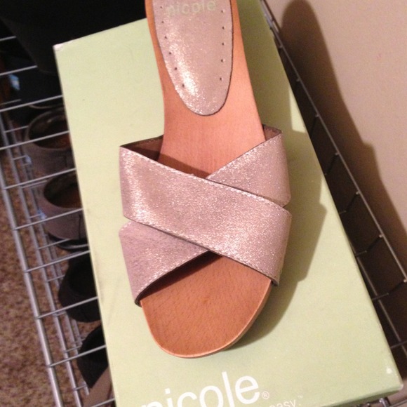 Nicole Shoes - Shimmery gold Nicole wedges