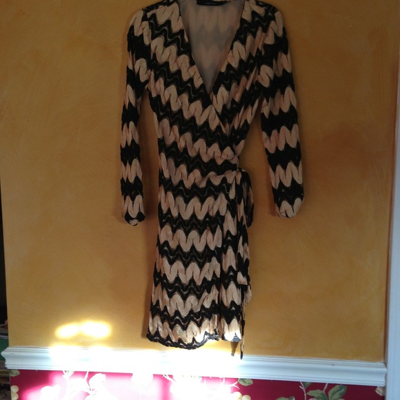 Gorgeous never worn black and gold dress - Picture 1 of 2