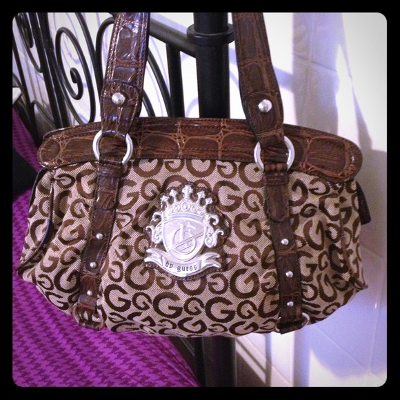 RESERVED✂Price reduced✂ Authentic guess bag!