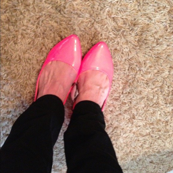 SOLD 🇨🇳 Hot Pink Flats - Picture 2 of 4