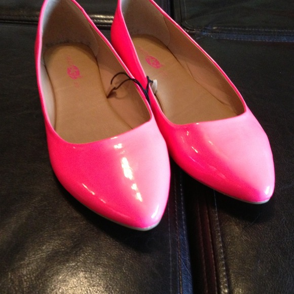 SOLD 🇨🇳 Hot Pink Flats - Picture 3 of 4