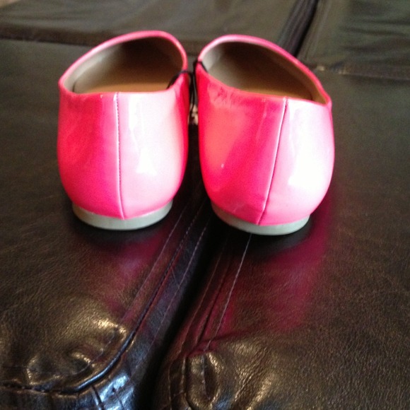 SOLD 🇨🇳 Hot Pink Flats - Picture 4 of 4