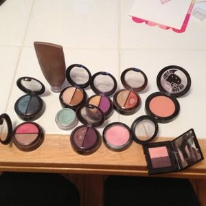 🌟Sold/bundled🌟Assorted eye shadows