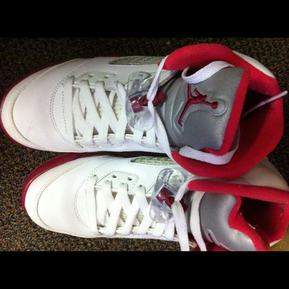 A pair of Air Jordan Sneaker👟