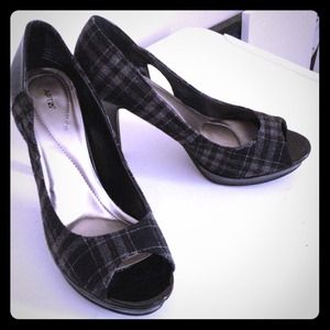 Sleek plaid peep toes!